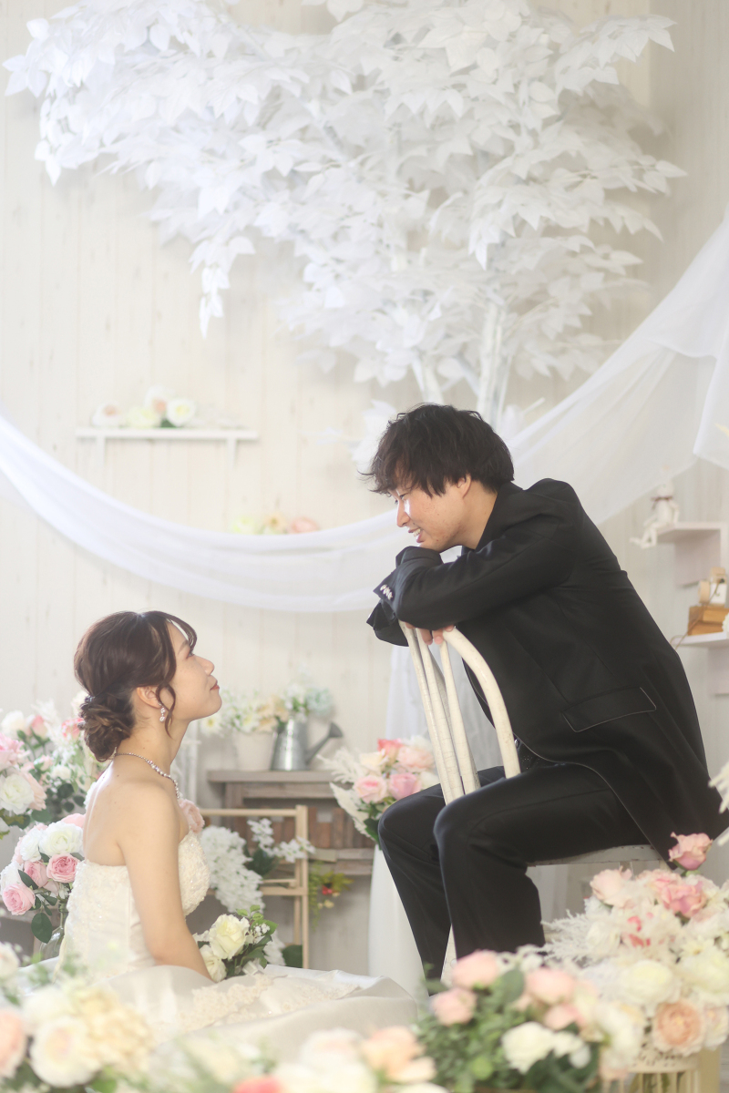 季節の花をスタイリングしているスタジオが可愛い