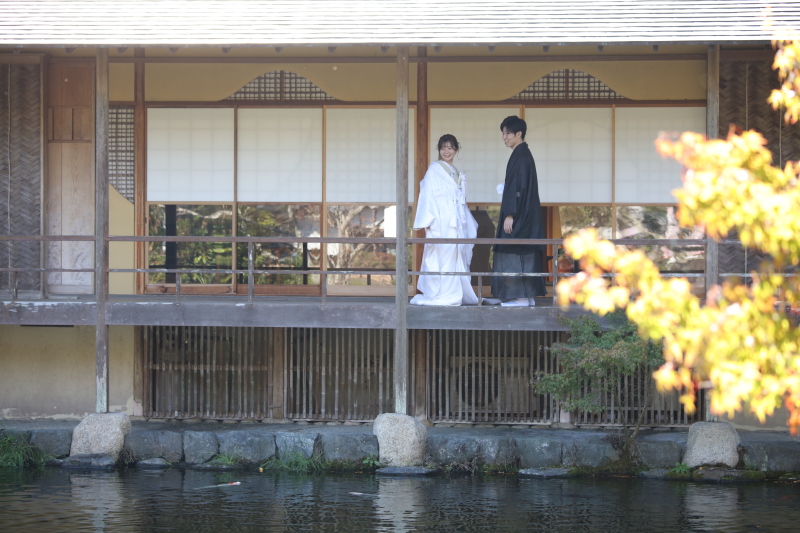 茶室前には池があります