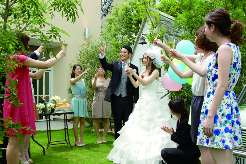 ご友人もお祝いに駆けつけて一緒に撮影できます