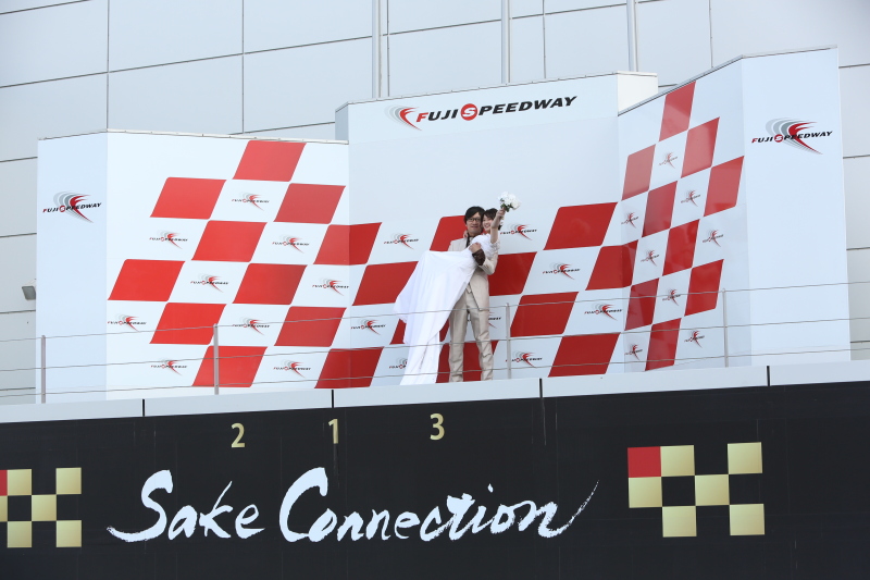 なんと、あの入賞者だけが立てる表彰台に立てます！