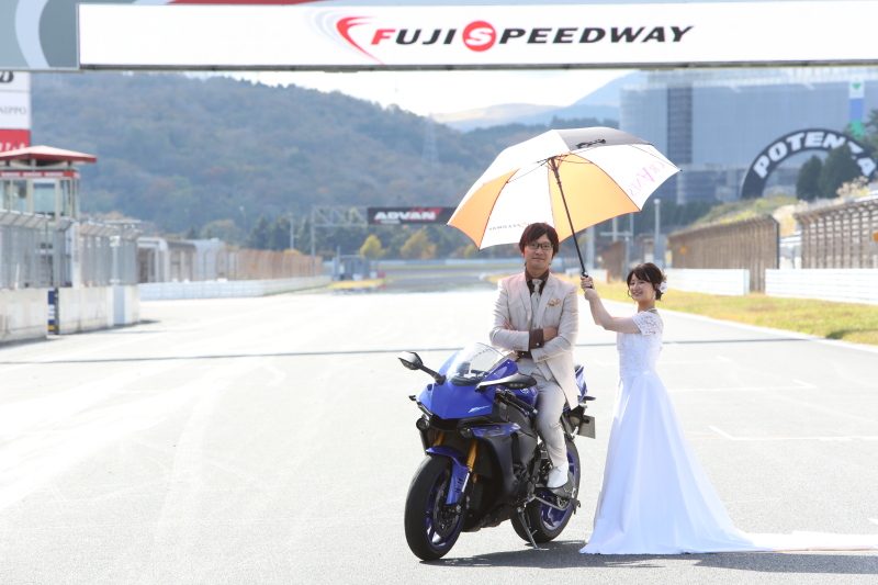 本コース上では新婦さんがレースクイーンの様に…