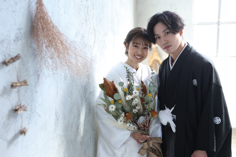 グレーの壁と和装が似合う