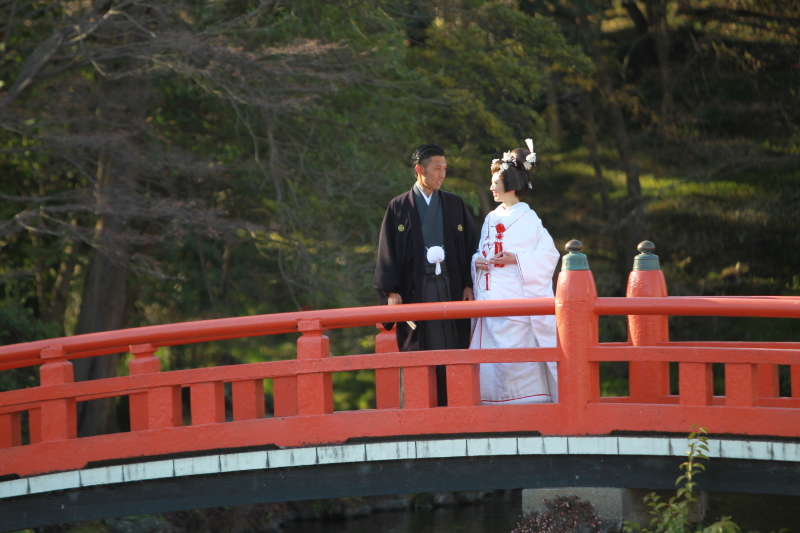 赤い橋のある神社で、撮影