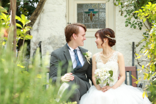 静岡南店のイングリッシュガーデンでロケーション撮影やスタジオ内チャペルでの挙式風スナップなども撮影できます。