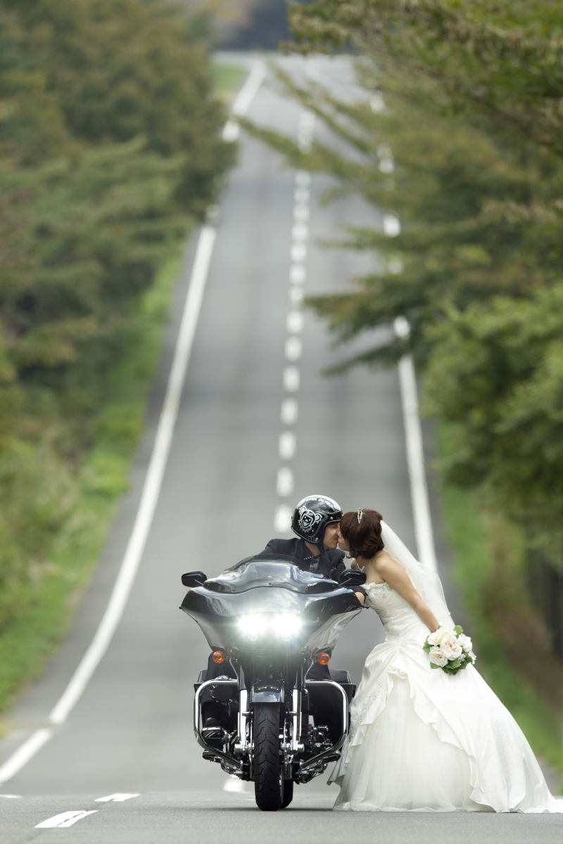桂由美さん主催のプロカメラマンだけが参加できる「WeddingPhotoAward」というコンクールで金賞をいただいた写真です。趣味がバイクというご主人のご希望のカットです。