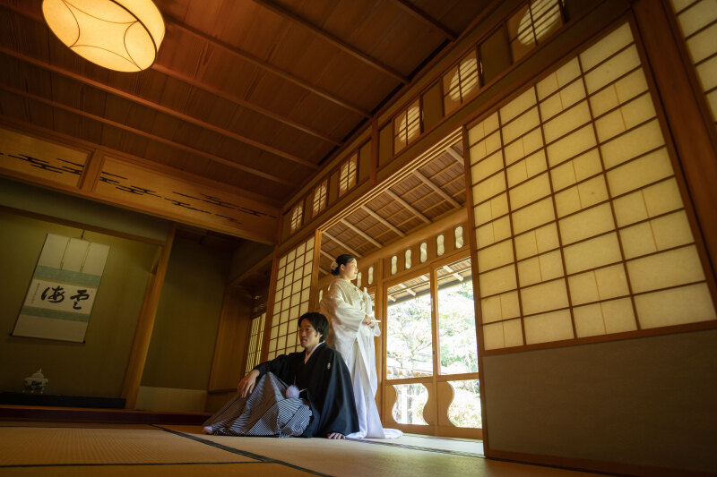 涼しい茶室と庭園での和装ロケーション撮影