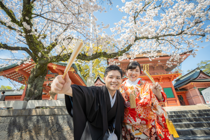 浅間大社と桜をバックに
