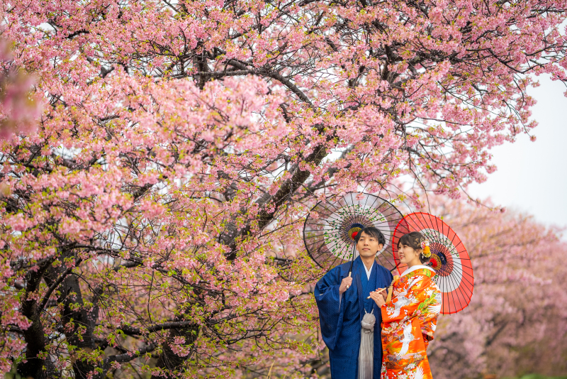 2人で傘を持ちながら