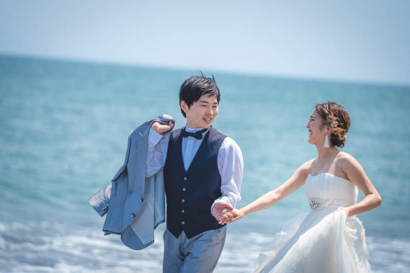 笑顔が弾ける海辺