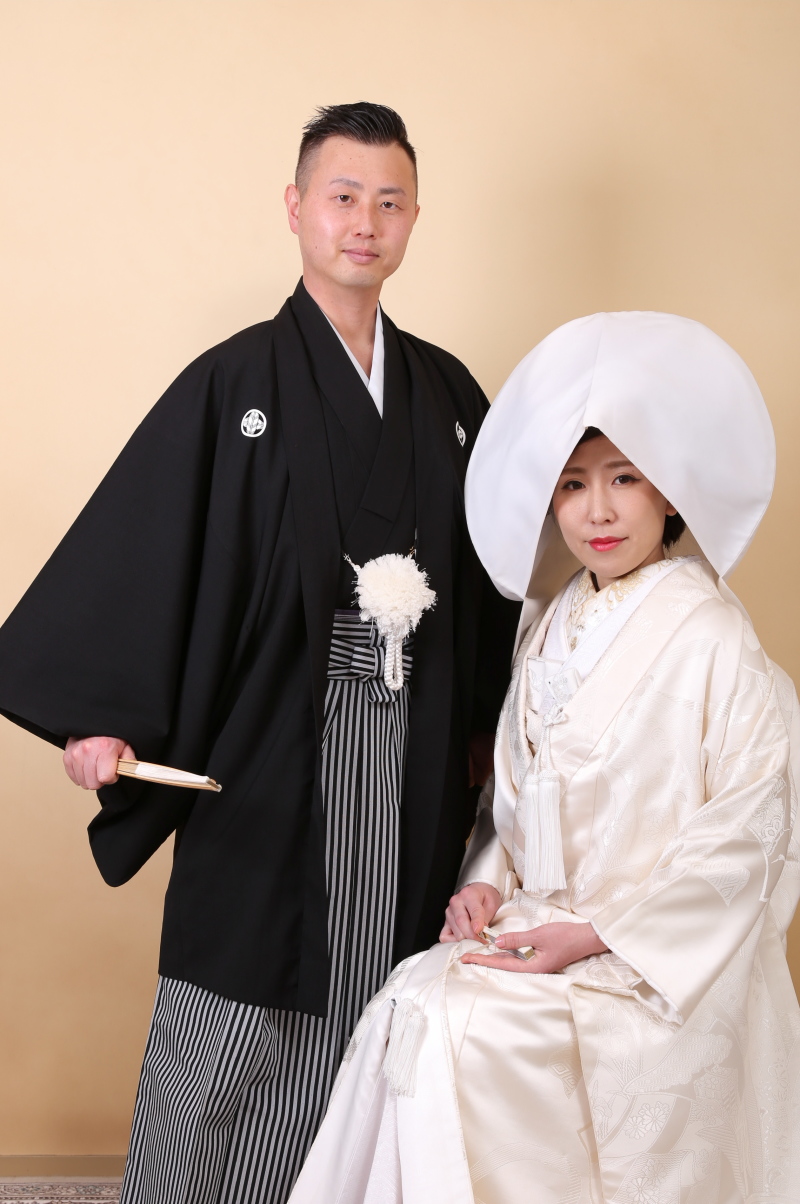 スタジオで白無垢で綿帽子