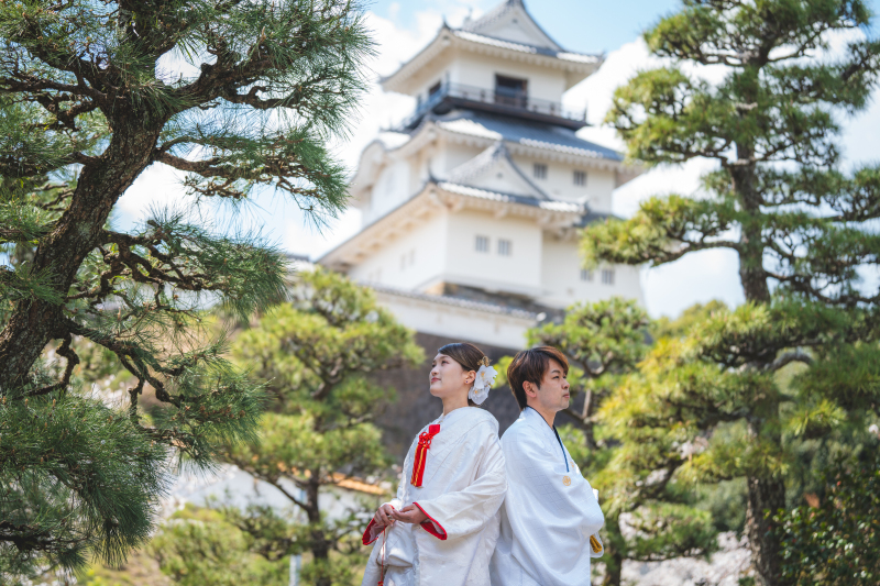 お城をバックに