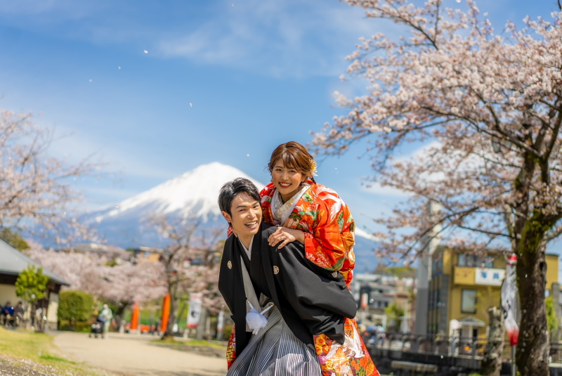 お二人らしさを感じて寄り添った写真撮影も