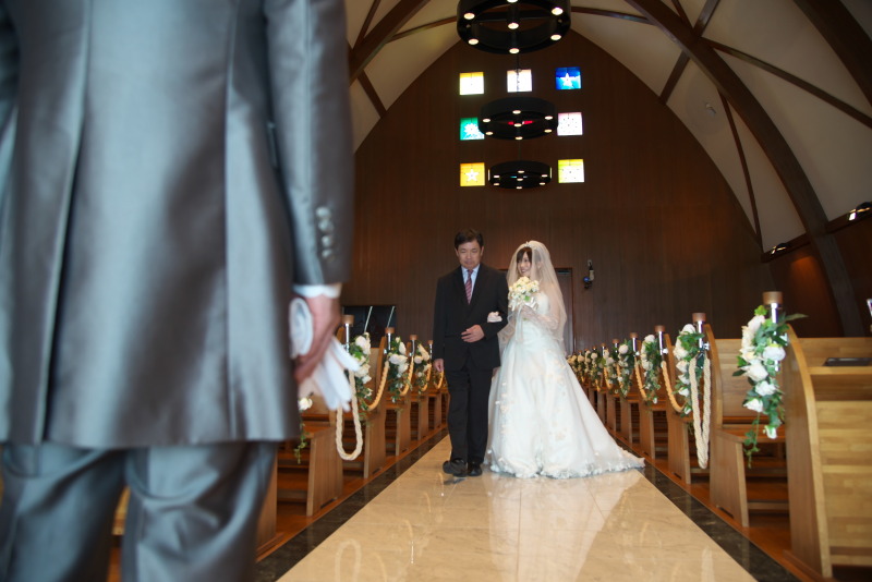 ご家族様とのご参加でのバージンロードでの撮影