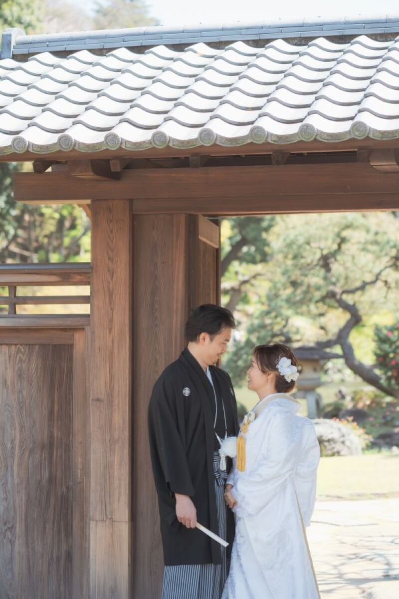 まずは正門の前で