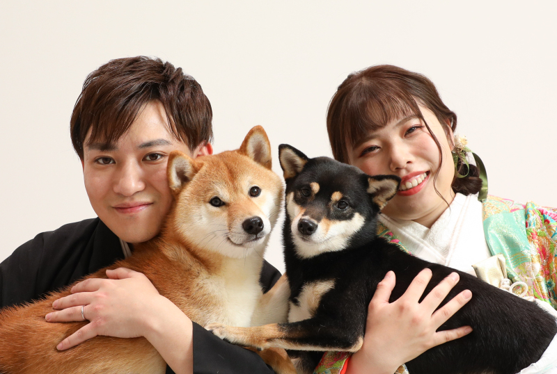 顔を寄せ合って