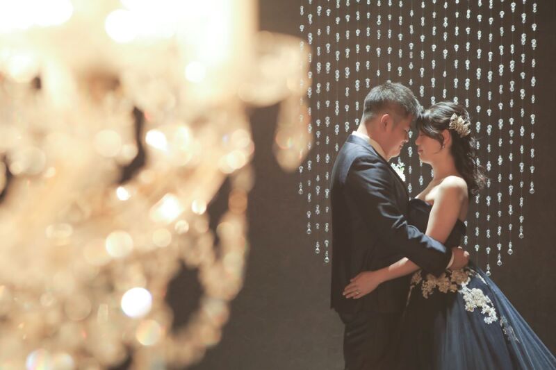 シャンデリア越しに…