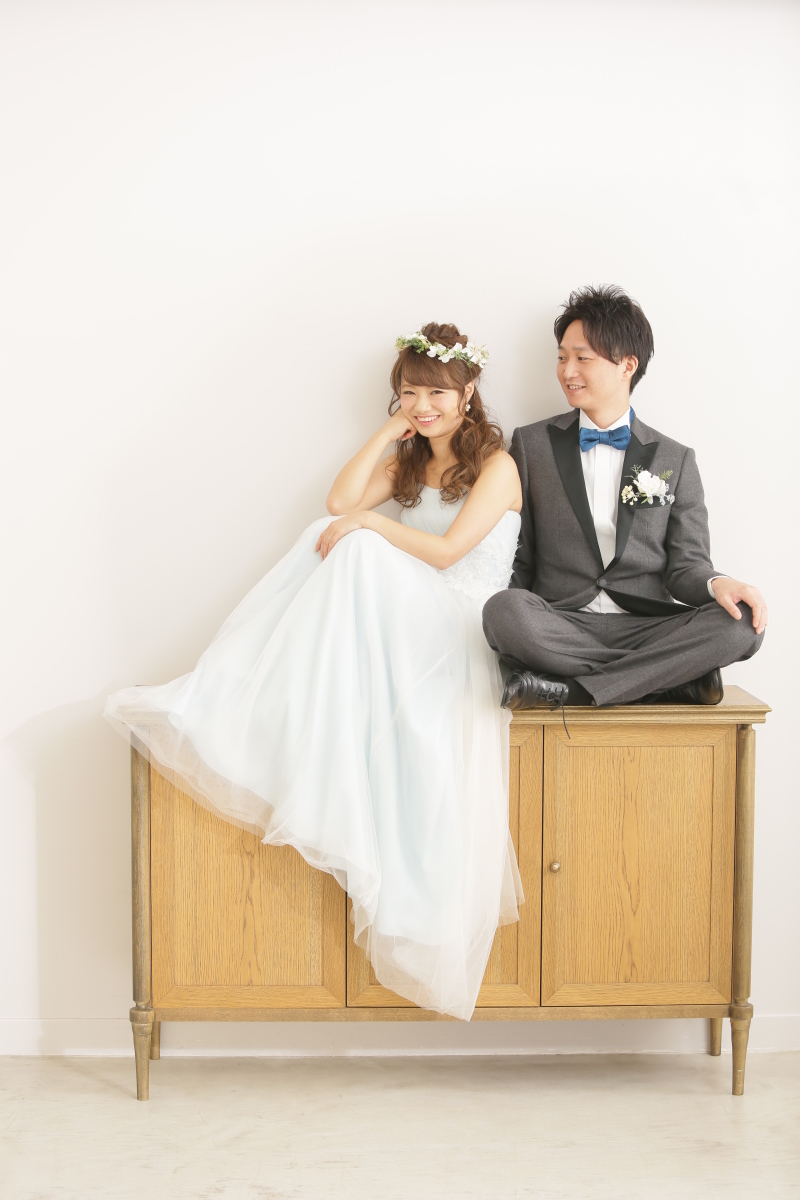 机のうえに座って