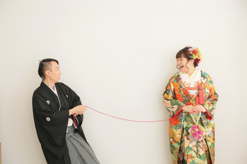 運命の赤い糸を引っ張り合って