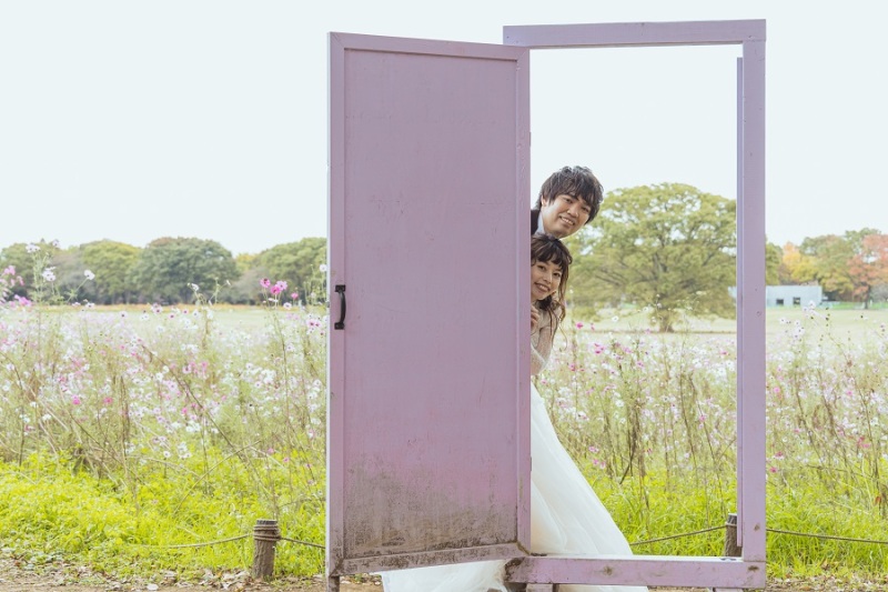 扉から覗いているのは。。。？