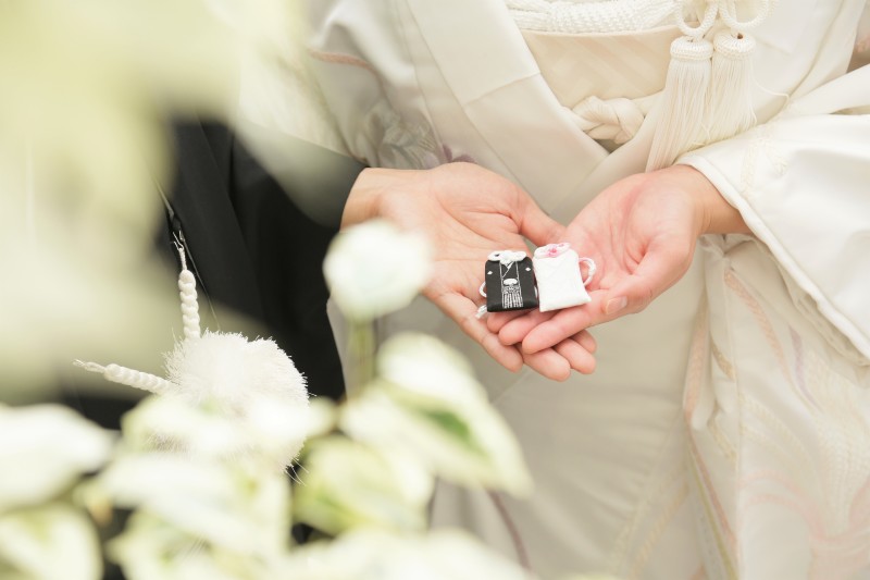 寄り添う二人になずらえて