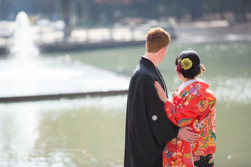 噴水をバックに