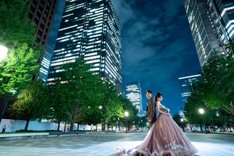 東京駅の夜景と共に