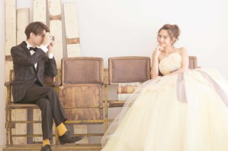 ナチュラルな光を取り入れた、二人の柔らかな雰囲気があふれる写真が特徴です