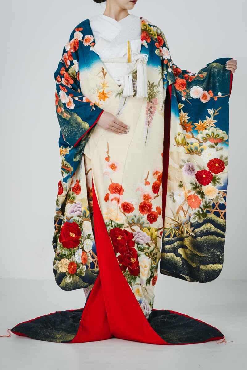 2010 松に雲取り牡丹文様