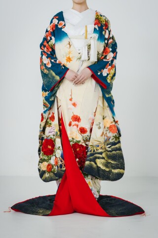 2010 松に雲取り牡丹文様