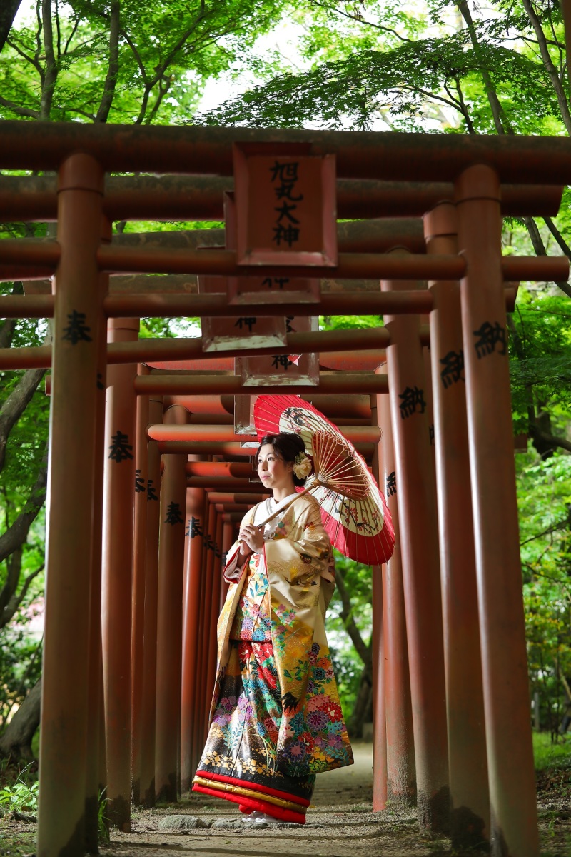 神社らしく鳥居の前で