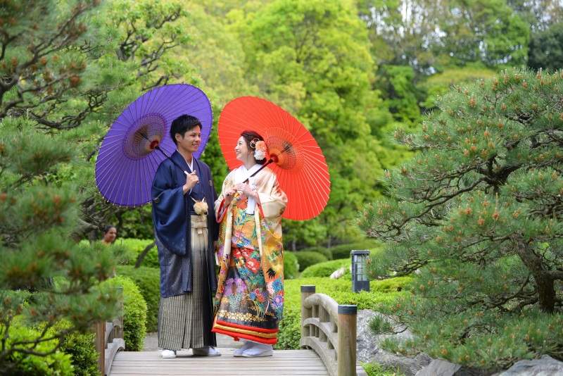 和装は日本庭園の新緑の中で・・・
