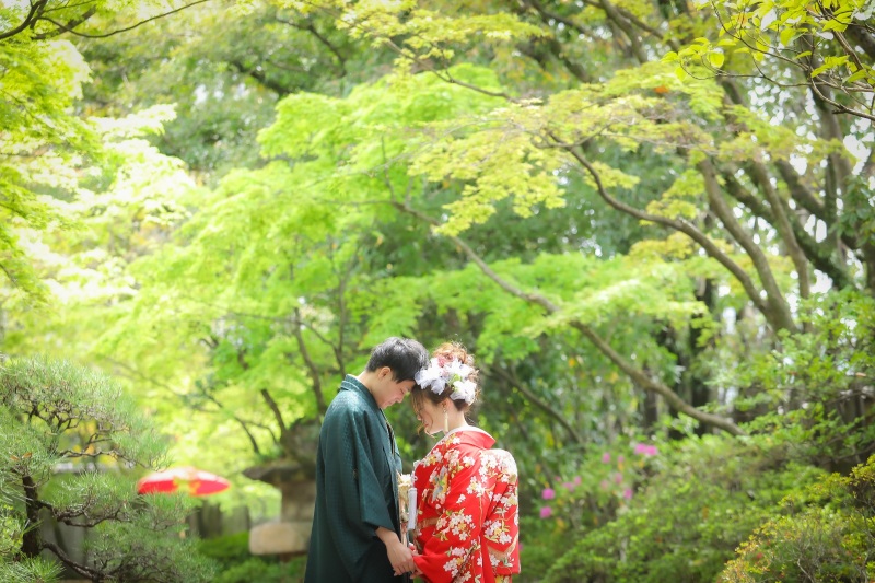和装は人気の庭園にて