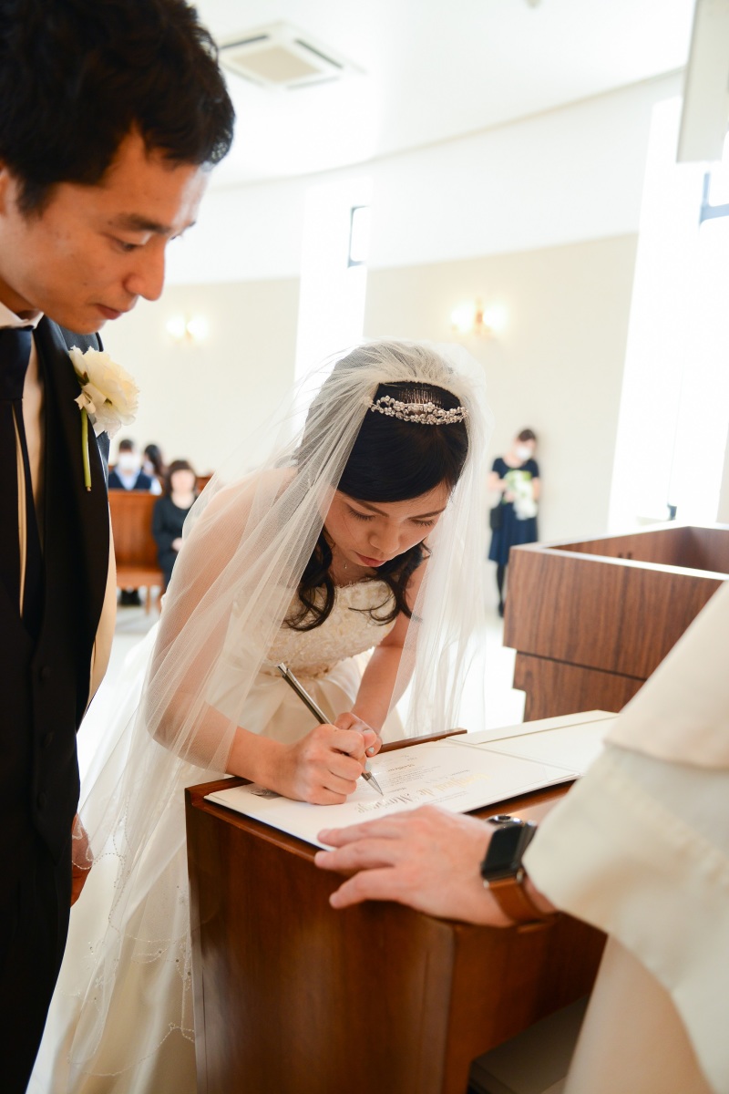 2人で結婚証明書にサインを・・・