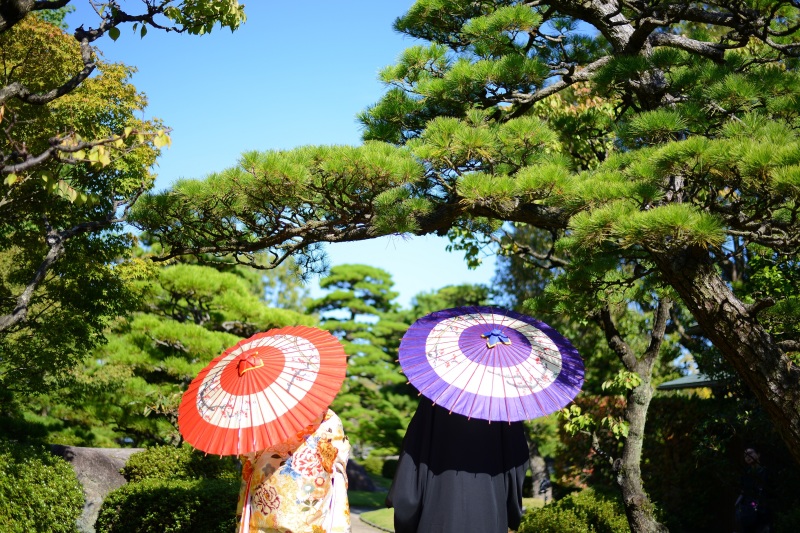 青空の下で2人仲良く歩く姿･･･
