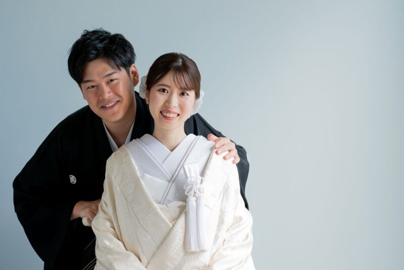 伝統的な白無垢と紋付袴