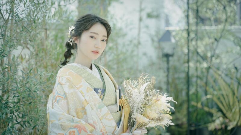 トレンドで人気な白地の色打掛