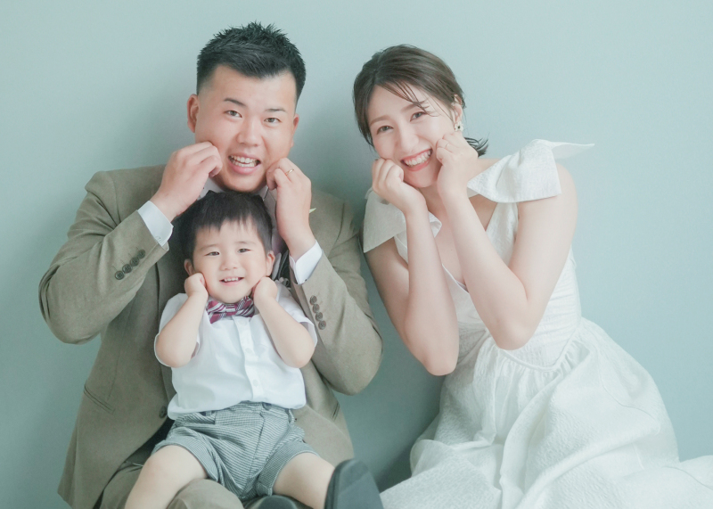 「パパもママも〇〇君と同じポーズしてっ！」「パパもっと可愛くっ!!」