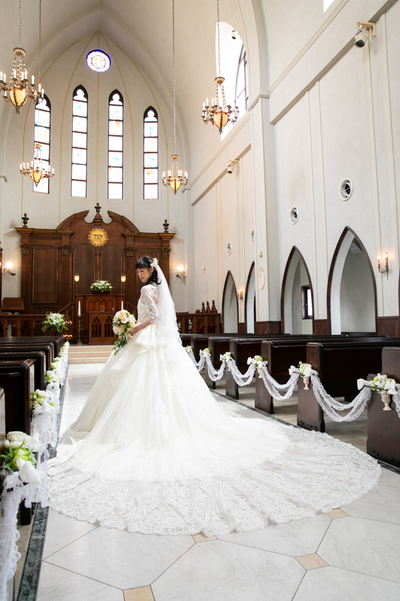 まずはウェディングドレスから