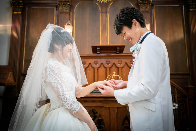 ちょっと照れながらの指輪交換☆