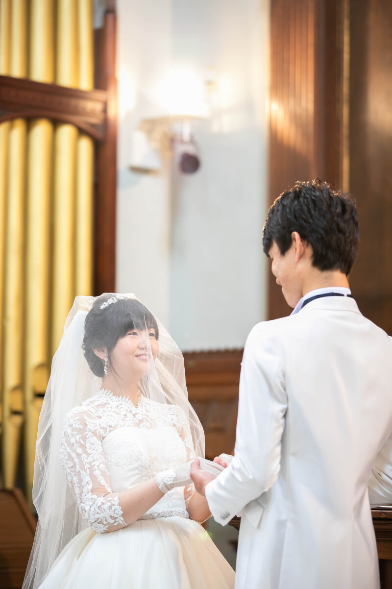 露出を抑えたレース使いがエレガントな正統派ドレス