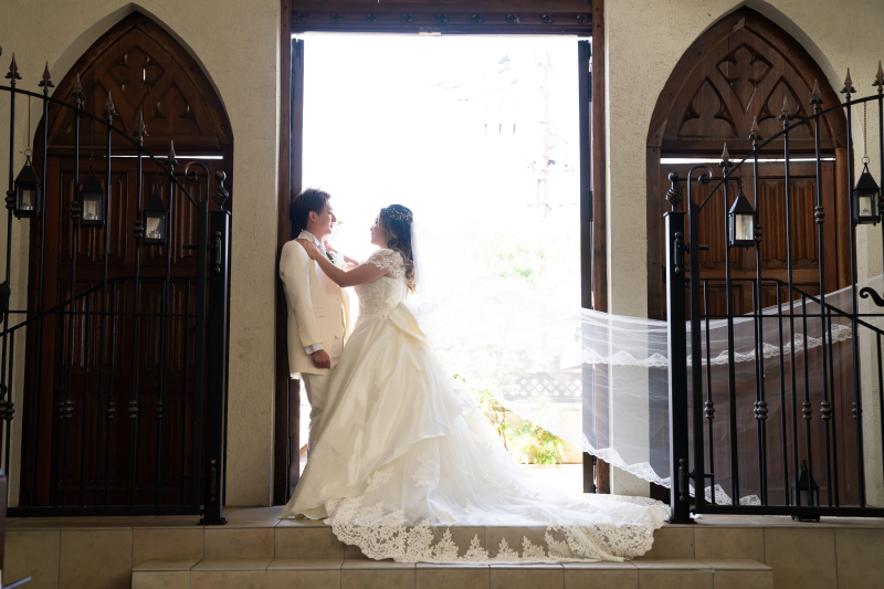 風にはらむベールが美しいショット☆