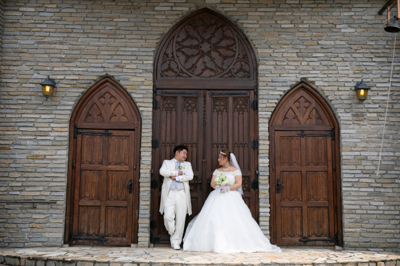 大きな3枚扉をバックに…