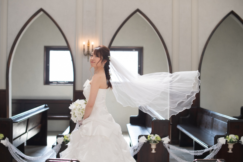 ベールも軽やかに