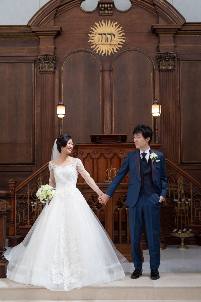 祭壇上で手を繋いで♡