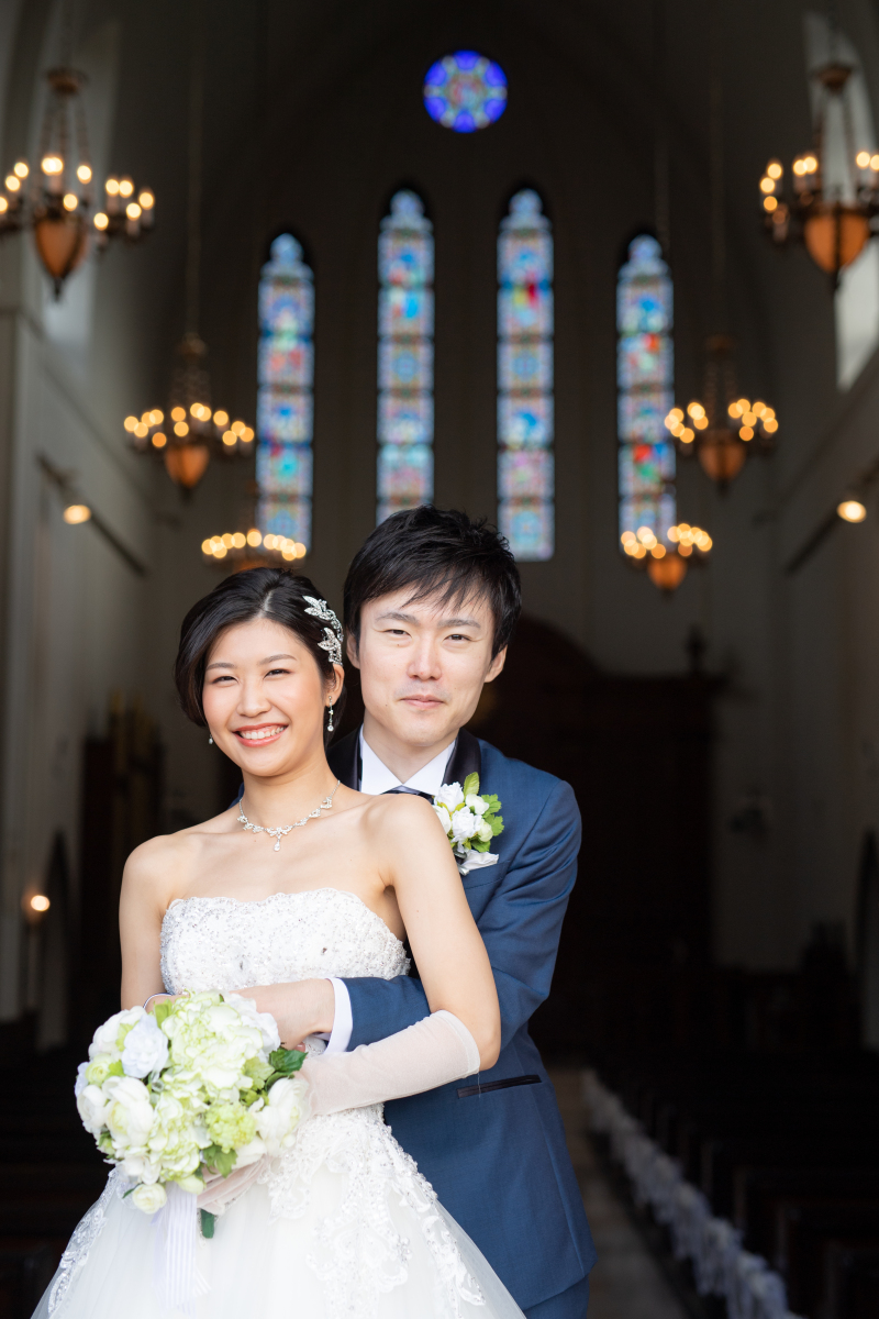 自然光の当たるチャペルの前庭で☆