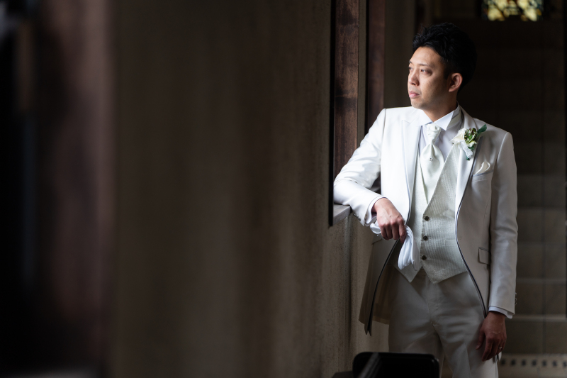ご新郎様お1人での写真は、ご新郎様の持つカッコよさをどう引き出すか考えます。照明は最小限に…。ご新婦様を守るご新郎様の姿はたくましさがありますね。