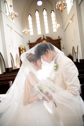 ベールを柔らかく使った写真は、温かみもあり優しさが際立つ写真になりますね。ただ頭につけるベール&hellip;ではなく、雰囲気のある写真に仕上げるにはこういったアイテムも大事！