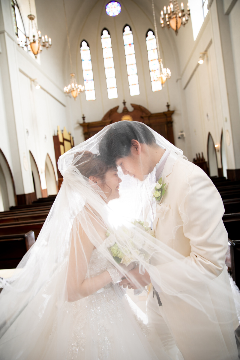 ベールを柔らかく使った写真は、温かみもあり優しさが際立つ写真になりますね。
ただ頭につけるベール…ではなく、雰囲気のある写真に仕上げるにはこういったアイテムも大事！