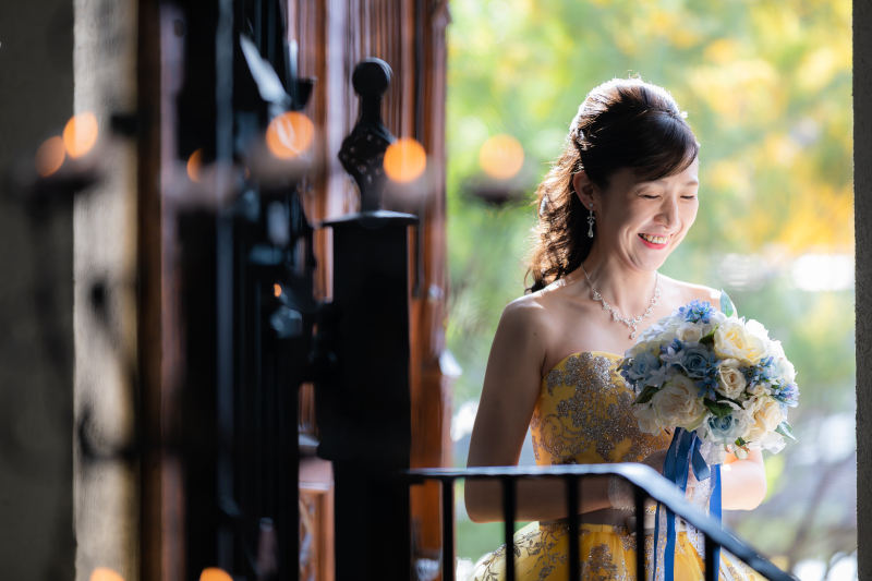 あえてご新婦様1人のショット☆カラフルなカラードレスが日の光に当たって、優しく輝きます！バックに入るグリーンとブラウンが写真全体を引き締めてくれるので、ご新婦様の可愛さが際立ちます。