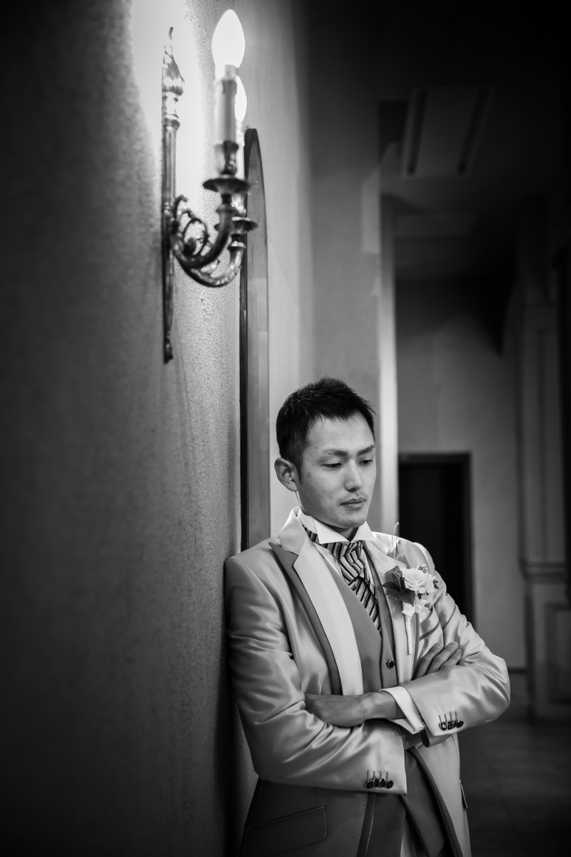 ご新郎様お1人での写真は、ご新郎様のもつカッコよさをどう引き出すか考えます。モノトーンの写真はクールな印象に！ご新婦様を守るご新郎様の姿はたくましいですね！！